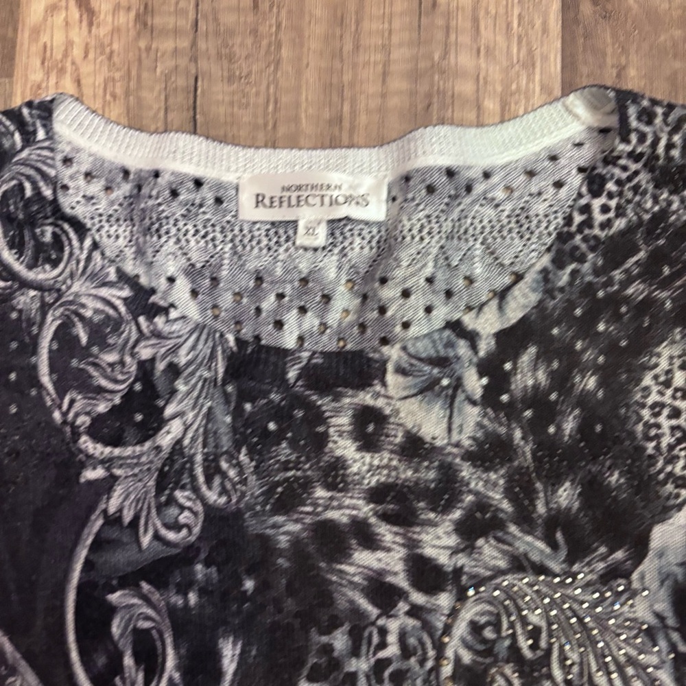 Northern Reflections Black and Gray Paisley Long Sleeve Top - Picture 3 of 5
